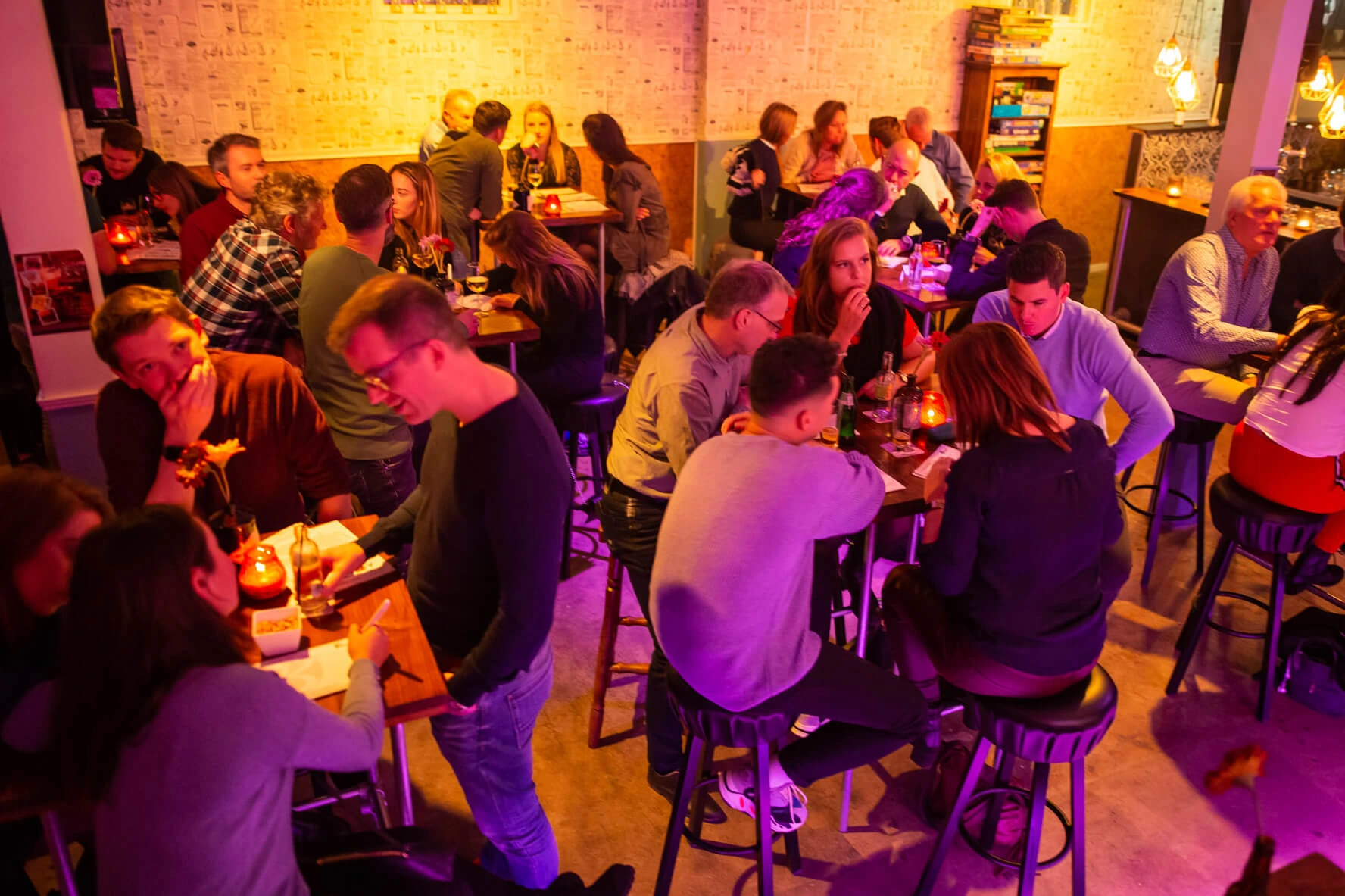 Groep mensen tijdens een gezellige quizavond in Eindhoven