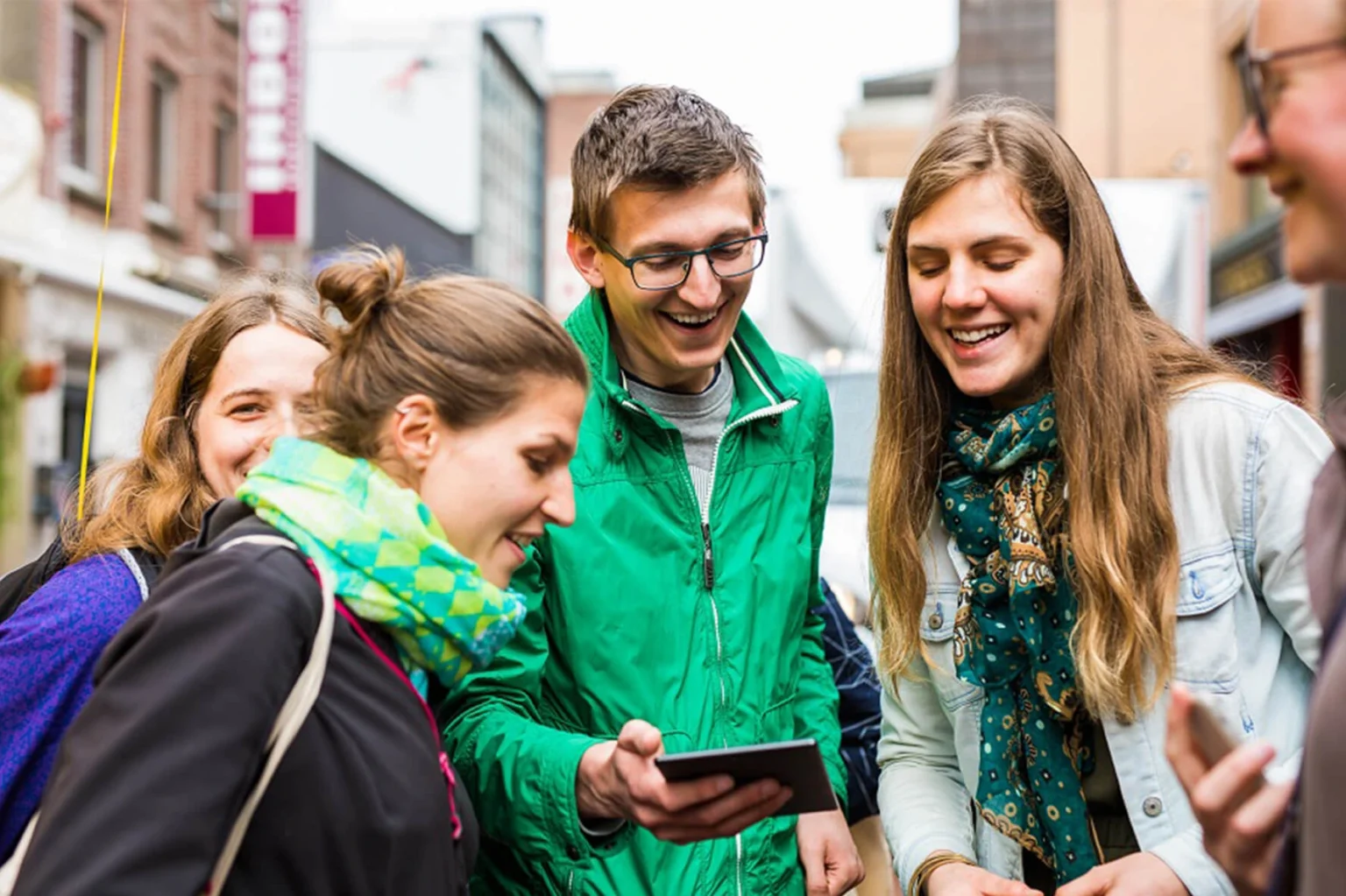 Team bekijkt een tablet tijdens een activiteit in Eindhoven