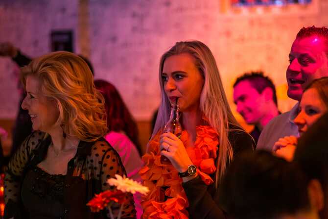 Groep mensen tijdens een gezellige quizavond in Eindhoven