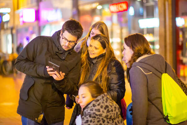 Groep mensen tijdens een gezellige quizavond in Eindhoven
