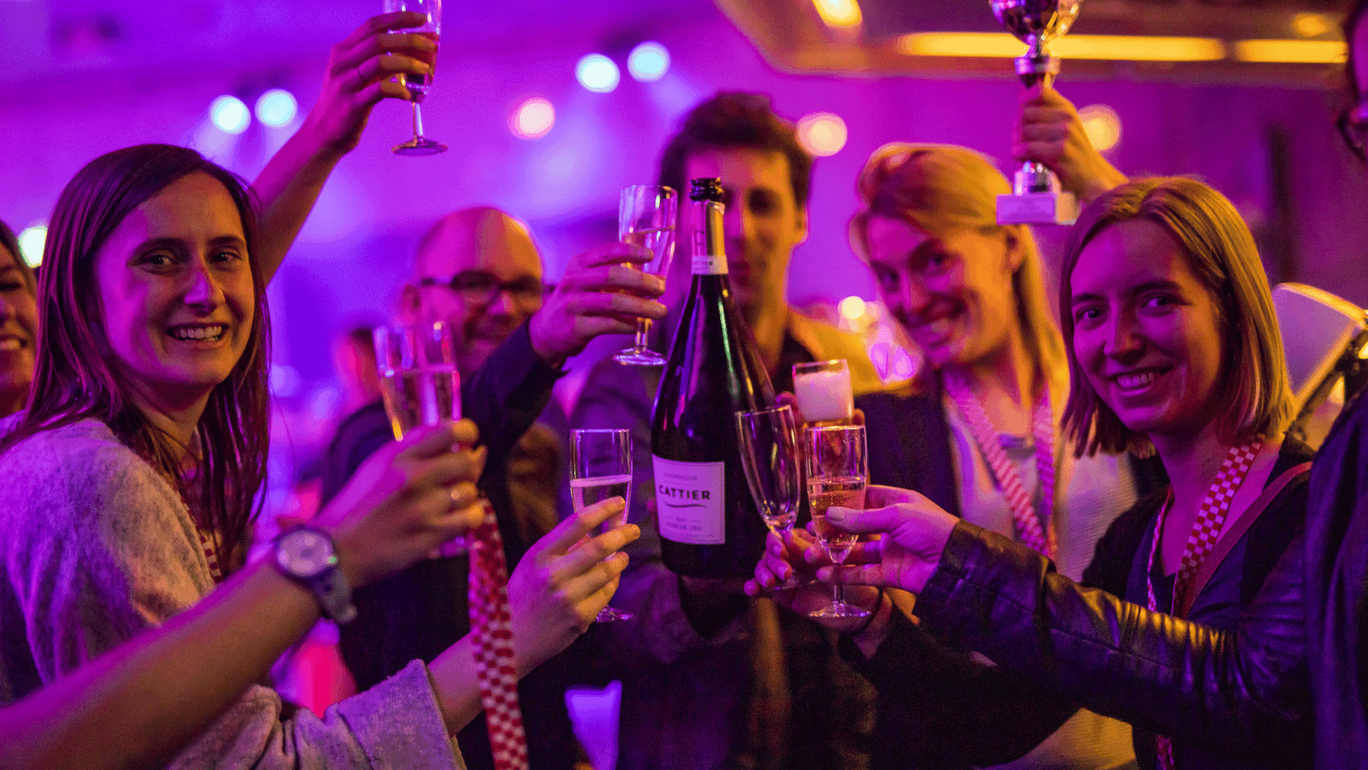 Vrienden met drankjes tijdens een activiteit