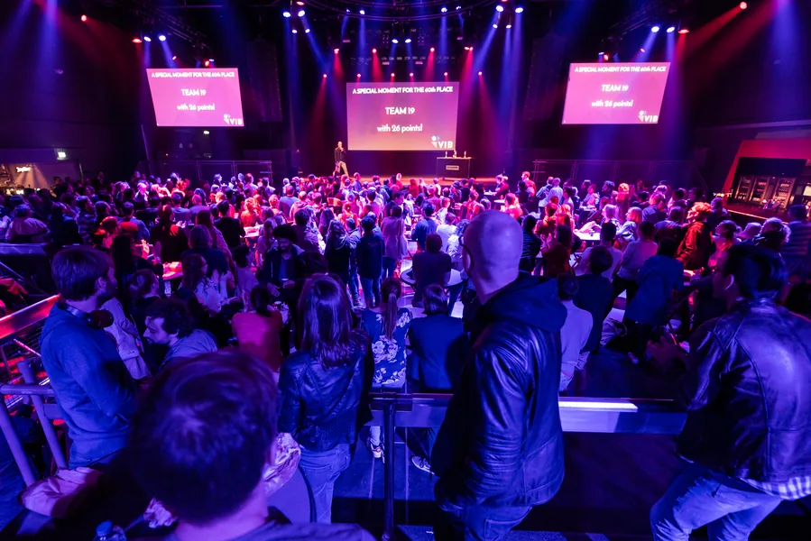 Groep mensen tijdens een gezellige quizavond in Eindhoven