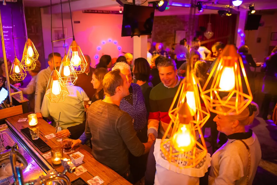 Groep mensen tijdens een gezellige quizavond in Eindhoven