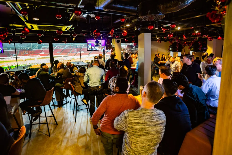 Team bekijkt een tablet tijdens een activiteit in Eindhoven
