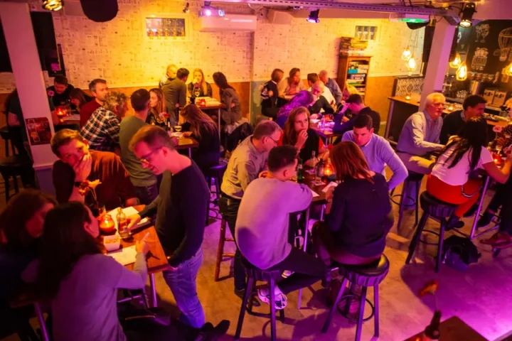 Groep mensen tijdens een gezellige quizavond in Eindhoven